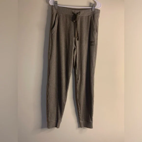 ALO Yoga Muse Sweatshirt & Sweatpants in Olive Tree Heather - Picture 9 of 11